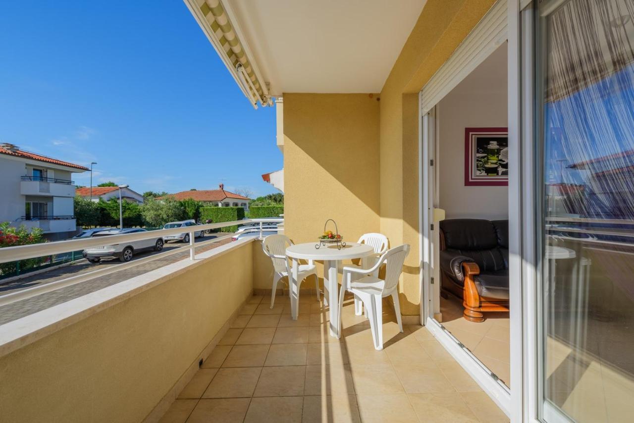 Flora House With Apartment Zambratija  Exterior foto